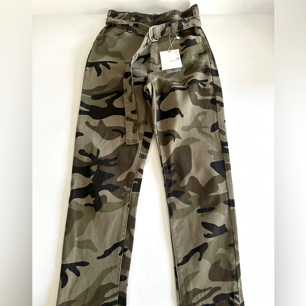 I & M || Belted Camo Relaxed Fit Jeans. Sz. S